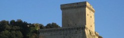 La torre di difesa della rocca sopra il Paese