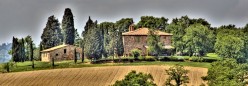 Casale di campagna fra le brume mattutine