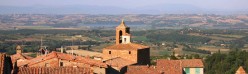 La Valdichiana con il lago di Montepulciano da sopra t tetti