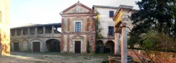 L'interno del cortile della fattoria La Fratta