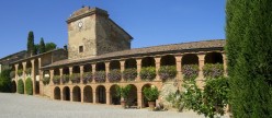 Il loggiato con la torre dell'orologio
