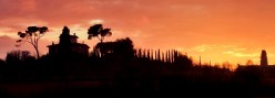 Tramonto su tipico casale chianino